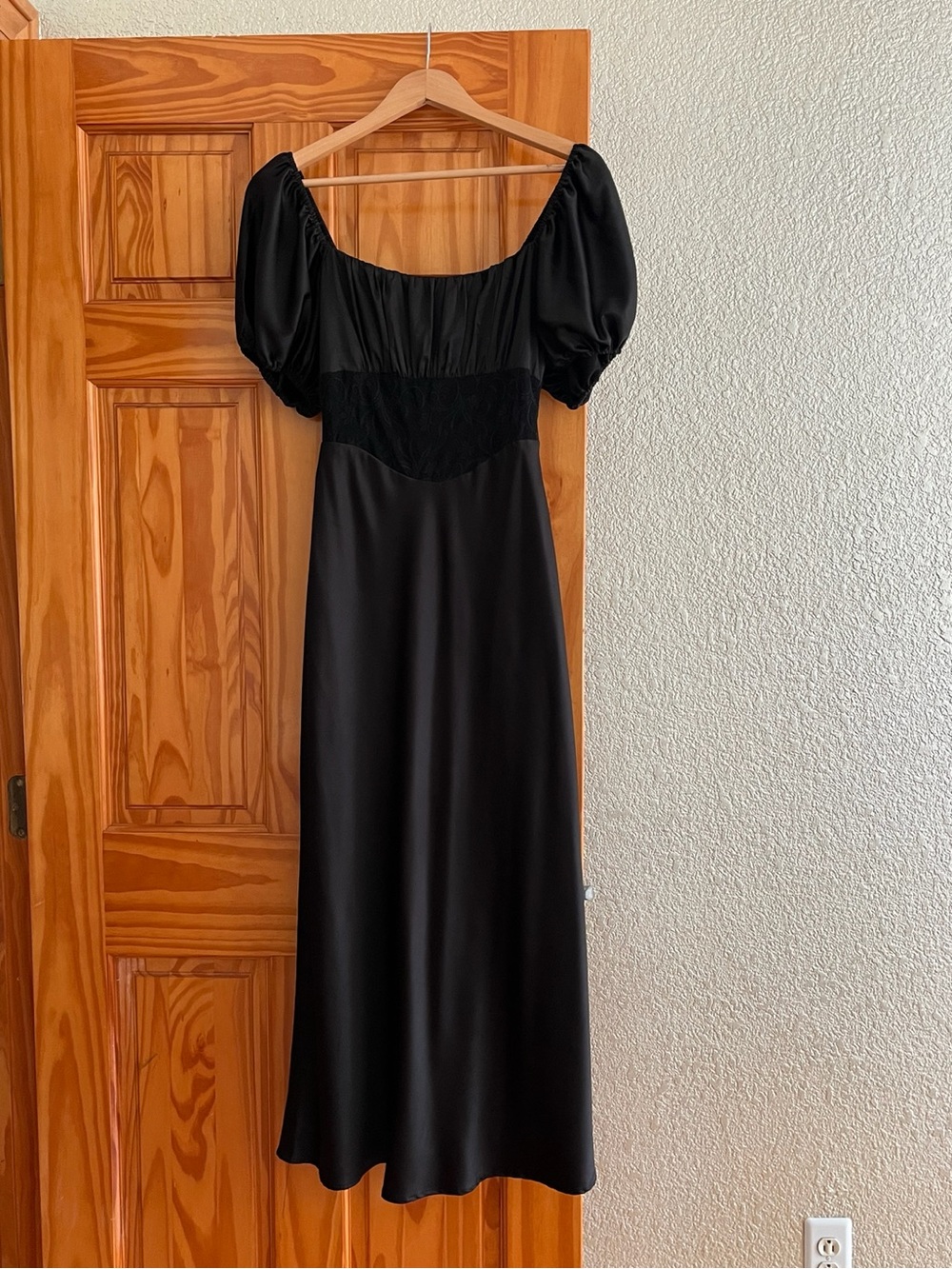 New Black Puff-Sleeve Midi Dress - Elegant Evening Style 
Here comes the sun
